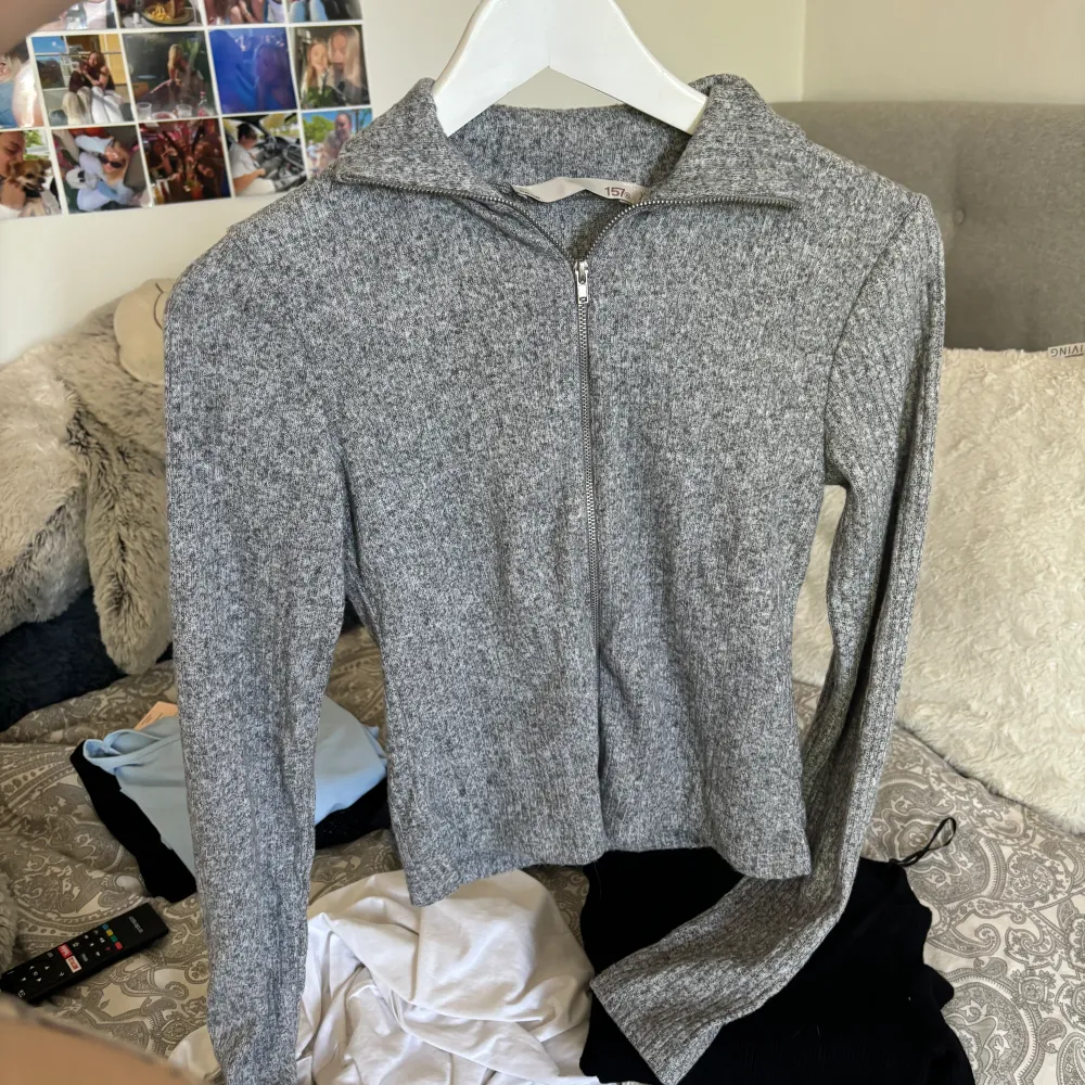 grå zip tröja, storlek xs, aldrig använd 💕. Tröjor & Koftor.
