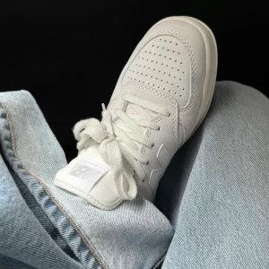 New Balance  - Helt nya New Balence T500. Tyvärr för smala för mig då jag har ganska breda fötter💕 storlek 38,5 med upplever att dom är små i storleken. Nypris 1 500 kr