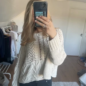 Zara tröja - en fin stickad tröja från zara perfekt till sommaren, knappt använd och fint skick. skriv för fler bilder eller frågor 💞