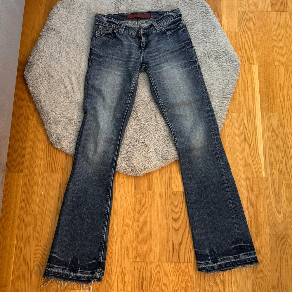 Lågmidjade bootcut jeans från River Island🤍 Uppsprättade längst ner!. Jeans & Byxor.