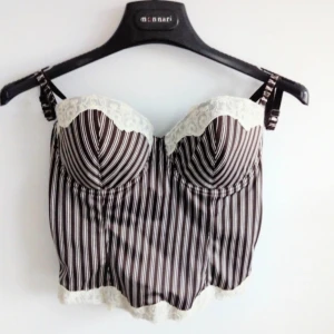 Topp - Topp köpt vintage, inga defekter. Skulle säga 75C i kupan.