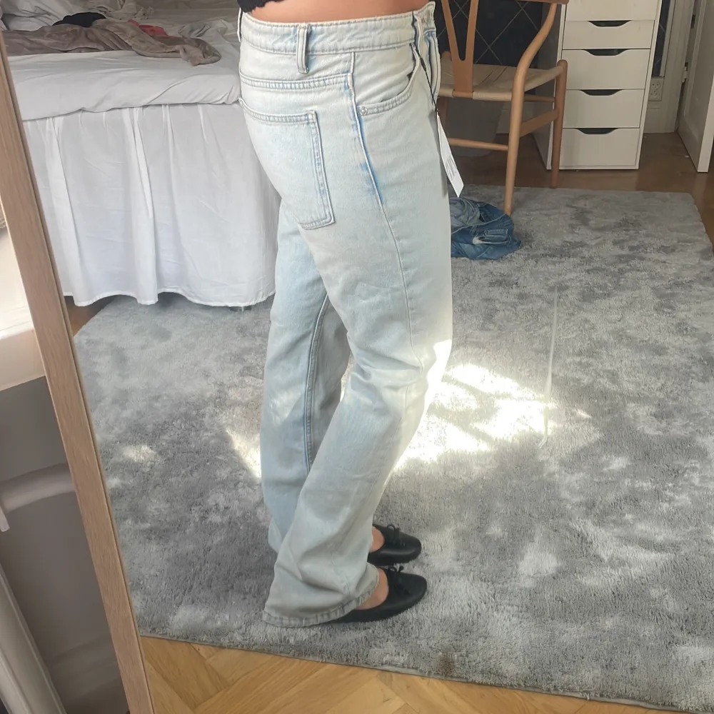 Blå bootcut jeans från zara. Aldrig använda. Långa i benen på mig är är 167, lågmidjade. . Jeans & Byxor.