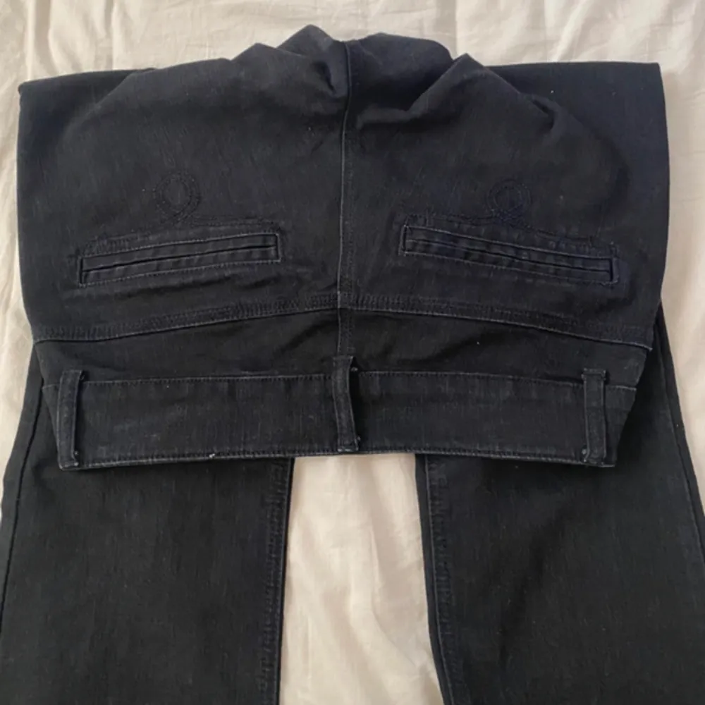 Ett par lågmidjade jeans, köpta second hand så vet ej vilket märke. As snygga🥰  Storlek 36 . Jeans & Byxor.