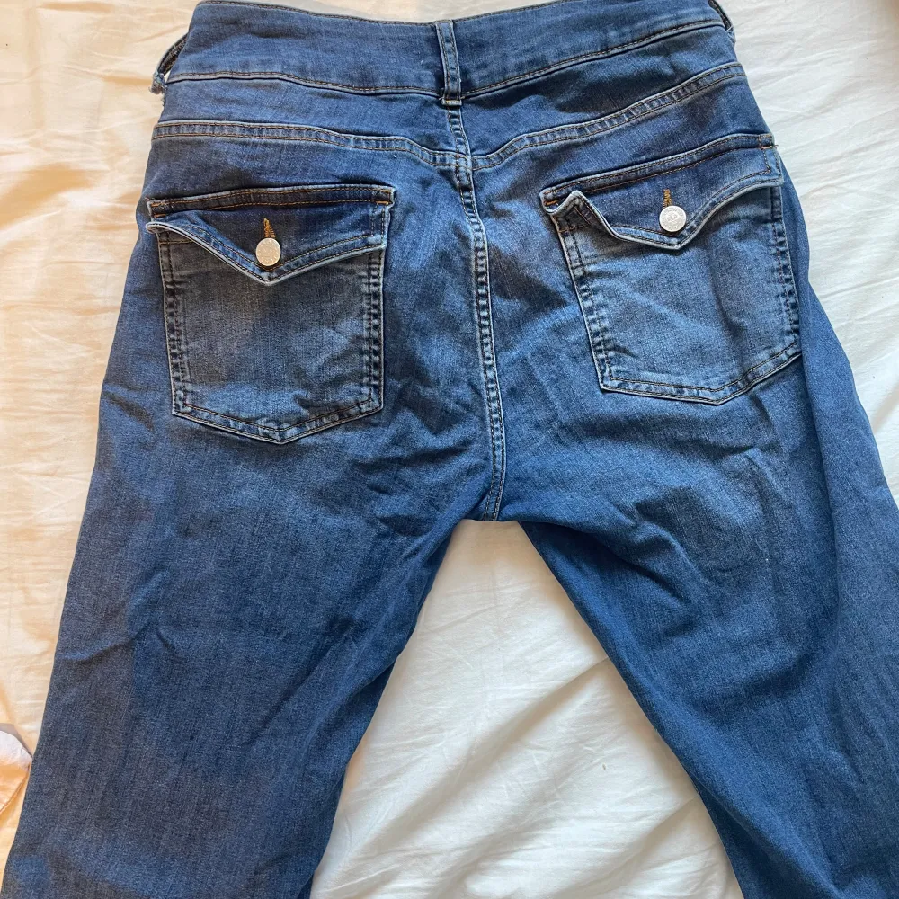 Snygga jeans från Nelly i storlek 42. Nypris 699 säljer för 400kr då dem knappt är använda och i väldigt fint skick. . Jeans & Byxor.