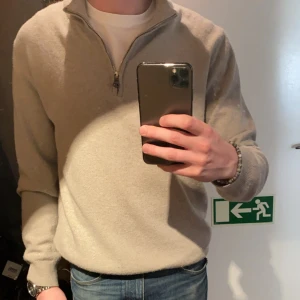 Oscar Jacobsson zip-up Kashmir/ull - Oscar Jacobsson zip-up Kashmir/ull Storlek S Skick 10/10 Köpt på NK för 1600kr