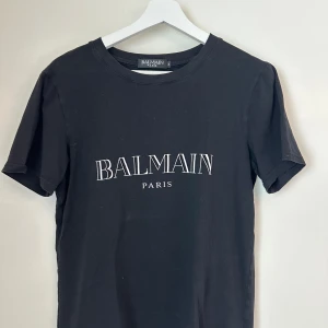 Balmain T-shirt - Storlek M men passar som S. Inga skador eller fläckar. 