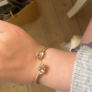 Carolina svedblom armband  - Den är lite rostig men man tänker inte på de när man sätter på sig de 