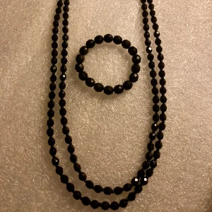 Retroset, Halsband+Armband  - Äldre Set i glänsande svart, halsbandet är långt, är dubbelt på bilden. Inget att anmärka på. 