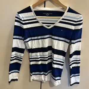 Säljer denna Tommy hilifiger tröja i storlek s nästan helt oanvänd, pris kan diskuteras vid snabb affär!