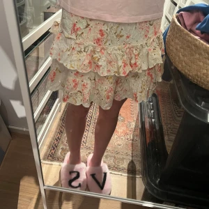 Volang kjol - Säljer min kjol ifrån american eagle då jag inte använder den längre, är i gott skick och är i storlek XXS men skulle säga att den även passar XS och S då den är ganska stor i storleken. Pris kan diskuteras 💕