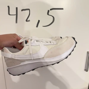 Nike waffle - Sköna skor till gymmet eller bara allmänt. Använt fåtal gånger.  Köpta från nikes hemsida.