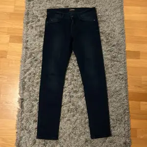 Skick - 7/10, riktigt trendiga jeans just nu som är riktigt snygga och bekväma, passar perfekt till laidback! Pris kan diskuteras så tveka inte med frågor kring köp! Nypris 1600kr!