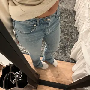 Säljer dessa blåa zara jeans med slits nertill❤️