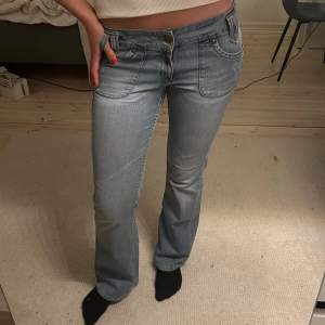 Lågmidjade bootcut jeans från Lee  Midjemått: 39cm Innerbenslängd: 82cm 