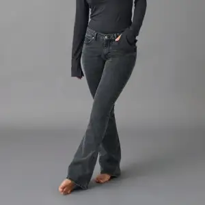 Low waist boot cut jeans från Gina tricot, de är knappt använda då de är för korta på mig. Super fint skick, nypris 500kr. Priset går att diskutera. Kontakta för frågor etcetera🥰
