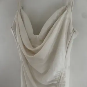 Vit långklänning från Zara i strlk S, använt få tal gånger