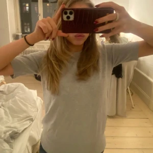 Zara tröja - Super snygg zara tröja, säljer pågrund av att jag inte använder längre. Köpt här på plick och har knappt använt sedan dess. Kan sänka till 50-70 kr vid snabbköp. LÅNADE BILDER!!!🩷