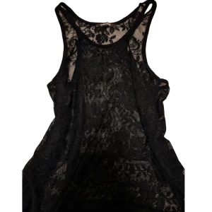 Spets linne - Ett svart spets linne ifrån Pieces, står ingen storlek men skulle gissa på S 🫶🏼 