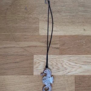 Vinatge statement halsband sjähäst rhinestones  - Super fint statement halsband! Ett fåtal rhinestones har losstnat men det syns knappt. Bra kvalite, silver!