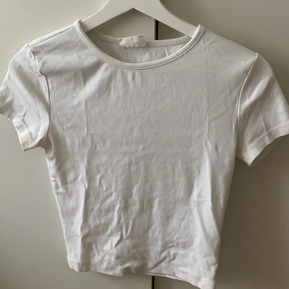 En vit T-shirt från Ginatricot!🤍. T-shirts.