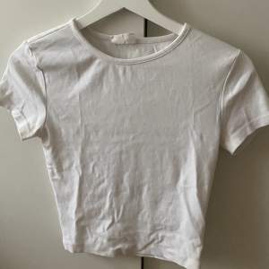 En vit T-shirt från Ginatricot!🤍