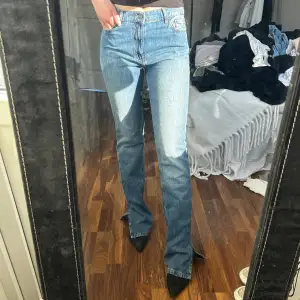 Säljer dessa snygga jeans med slits från Nelly. Aldrig använda🩷 
