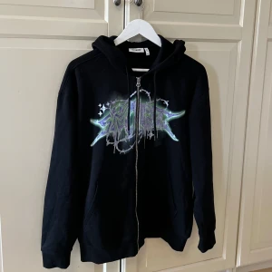 Zip hoodie weekday - Zip hoodie från weekday i väldigt bra skick, knappt använd. Storlek: xs, men sitter oversized.