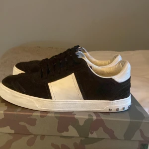Valentino flycrew - Säljer nu dessa tvär snygga valentino flycrews i storlek 39-40 skorna är i skicket 8,5/10 i färgen svart. Endast en box till ett par rockrunners medkommer eftersom att jag slarvat bort den riktiga! skriv vid funderingar, mvh La Fashion