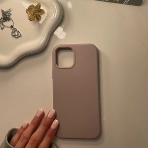 Mobilskal - Säljer ett beige mobilskal till iPhone 12🤍