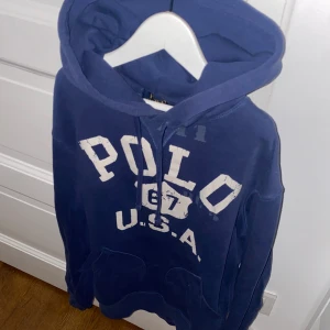 Ralph Lauren Hoodie - Nypris: Ca 2200 kr Bra skick! litet hål på armen som enkelt kan lagas Storlek: XS (Kan passa S)