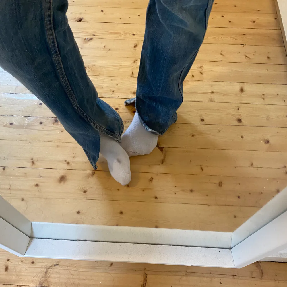 Levis jeans i modellen ”Slim 511”. De står ingen storlek men jag är 164cm och har vanligtvis S/M eller 36 på jeans men dem är förstora på mig så tänk att de är M typ. Som man ser så har jag klippt en slits, där av priset annars är det inget fel 💓. Jeans & Byxor.