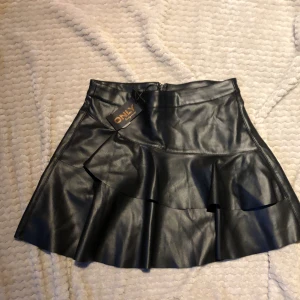 Skinnkjol  - Helt ny skinnkjol från only i storlek 38