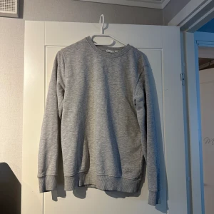 Grå sweatshirt - Säljer då jag har växt ur den men det är inget fel på den. Skick 8/10. Har en likadan svart på min profil. Skriv gärna om du har funderingar. Priser går att diskutera vid snabb affär🙂