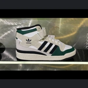 Adidas original FORUM MID green  - Intresse koll på mina adidas skor 💚har inte kommit till användning och i ett väldigt bra skick! köpt i nordstan för något år sedan för ca 1200 kr   Skriv för mer bilder 🤍