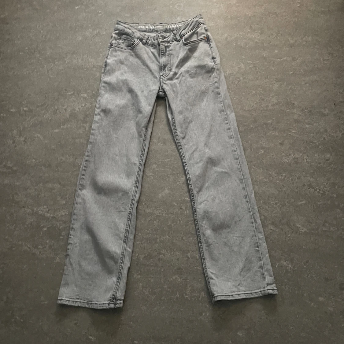 Gråa jeans