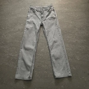 Gråa jeans - I storleken w28 L 30