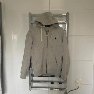 Ralph lauren zip hoodie - Säljer min Ralph lauren zip hoodie för den används inte längre. Skick 9/10 Storlek M. Fler frågor skriv gärna💯