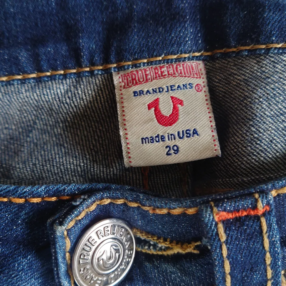 Mörka raka true religion jeans, bra skick. Uppsydda längst ned men det syns inte och går att sprätta upp om man vill ha längre. Storlek 29 passar 34-36 ungefär. Fråga gärna om mått eller fler bilder 💕. Jeans & Byxor.