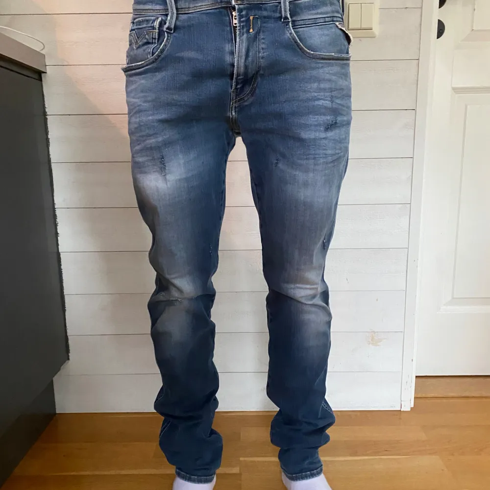 Skitsnygga replay anbass med slitningar. Äldre modell så har några år på nacken, dvs använt skick. Storlek 30/32. Jeans & Byxor.