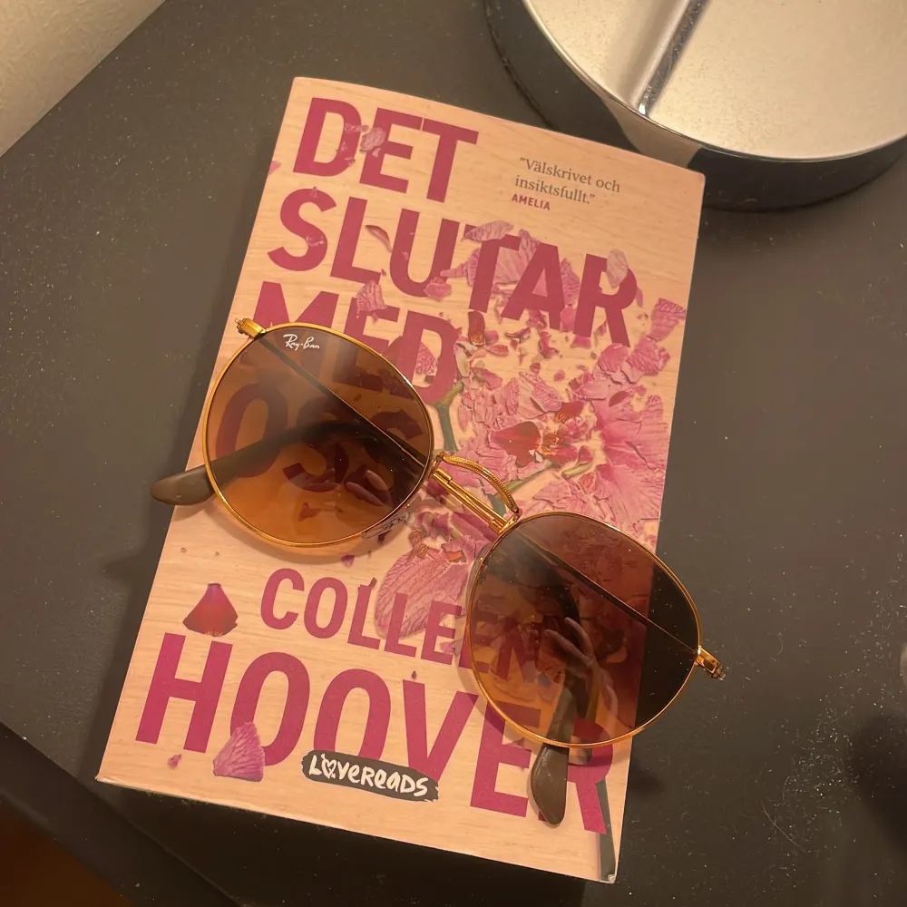 Säljer mina jätte fina bruna Ray-Ban solglasögon som tyvärr inte kommer till användning längre.. Inga repor eller skador på dem och man får med en tvättduk 🥰 remmarna är i guld. Nya i denna färgen kostar 1187kr och säljer mina för 500kr. Övrigt.