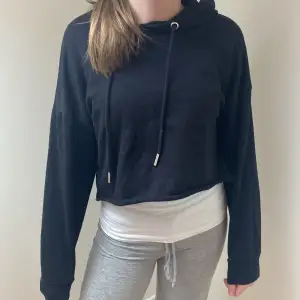 En svart crop top hoodie i bra kvalitet och inte så använd 