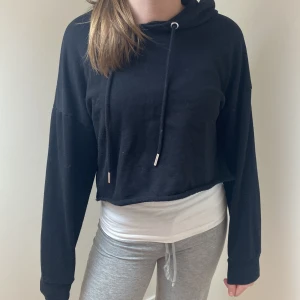 Svart cropped hoddie tröja  - En svart crop top hoodie i bra kvalitet och inte så använd 