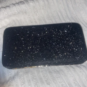 Glitter hand väska  - Den är i jätte bra skick inget som är sönder den är helt ny använde den på min bal och nu kommer inte anvöndas mer för har inget speciellt att använda den till men den är jätte vacker och passar till allt den är köpt för 300