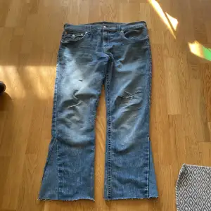 Sjukt snygga true religion jeans. Några hål men addar bara på designen🤤😋 annars jätte bra skick. Dm för frågor eller bilder