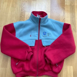 Jacka  - Hej! Säljer en riktigt häftig flisjacka från vinter OS i Lillehammer 1994. Finns i Stockholm och kan skickas! 