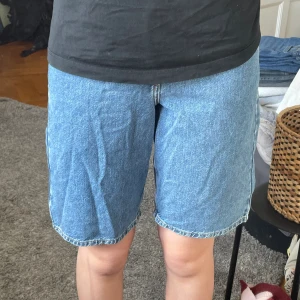 Jeansshorts  - Helt nya jeansshorts utan fläckar! Storlek xxs men dem passar mig och jag har vanligtvist M. Säljer pga att jag inte använder de.