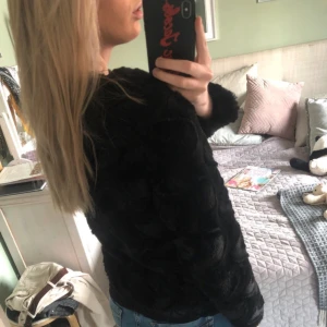 Pälsjacka  - Jättesnygg! Storlek L men liten i storleken så passar M. Säljer då jag har för många jackor! Fuskpäls💗