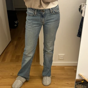 Low rise levis jeans - Endast använda ett fåtal gånger, inga defekter och supersköna💕w26 l30 nypris 1000