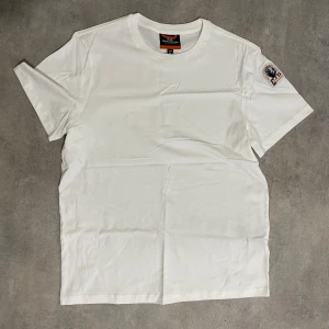 Psj t shirt  - Används få tal gånger, köpte den ifrån nk Göteborg. Kvitto fins. Inga skador, NY SKICK. 