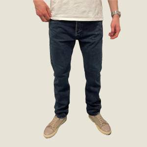Snygga mörkblå jeans från H&M. Jeansen är i fint skick. Storlek 34. Modellen är 187cm. Fråga gärna vid funderingar!